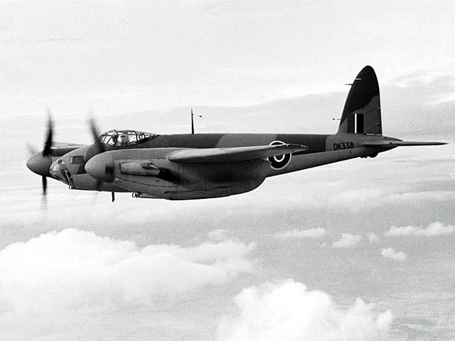 Svartvit bild av ett tvåmotorigt Mosquito-jaktflygplan i luften